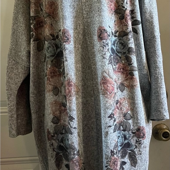Sweater in size large with floral print and design 3/4 sleeve - Picture 6 of 9
